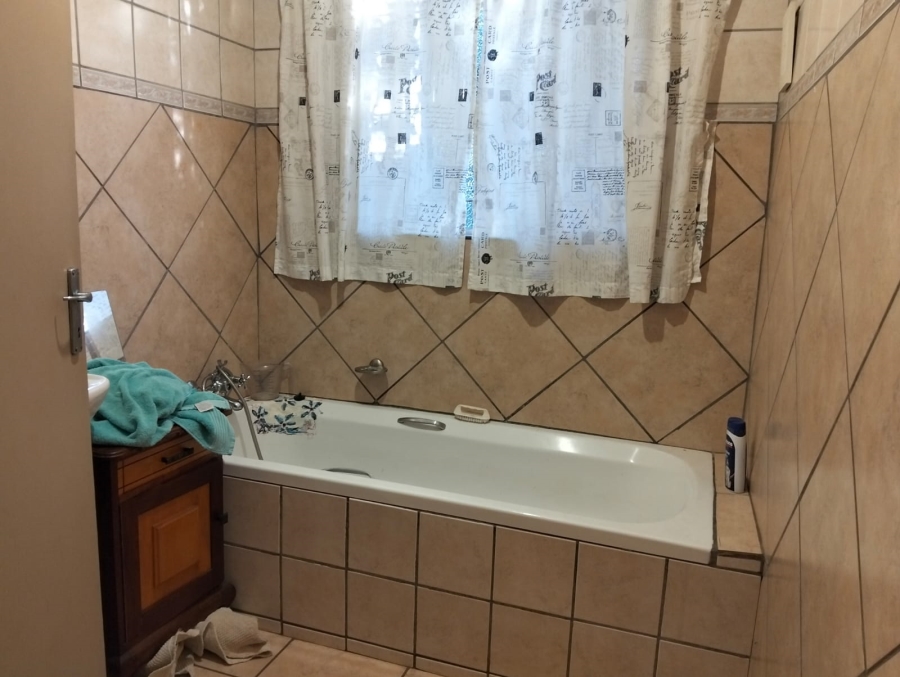 2 Bedroom Property for Sale in Geelhoutpark North West